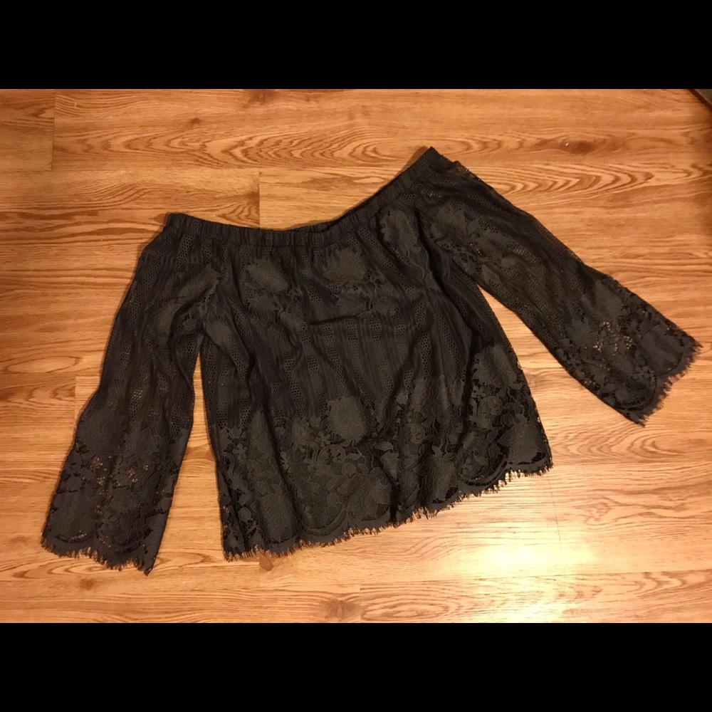 Cold shoulder charcoal lace M